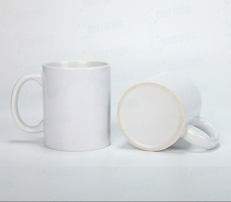 Tasse blanche en céramique de haute qualité avec une poigne solide et un bon maintient dans la main pour boire votre café ou the.