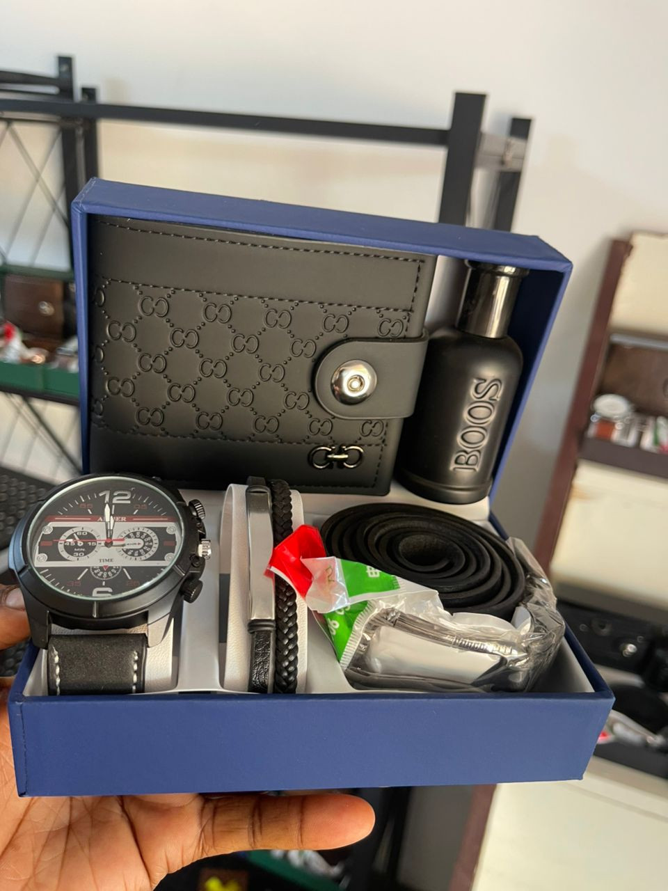Coffret homme ( Montre + Bracelet + Ceinture + Porte monnaie + Parfum + Boîte)