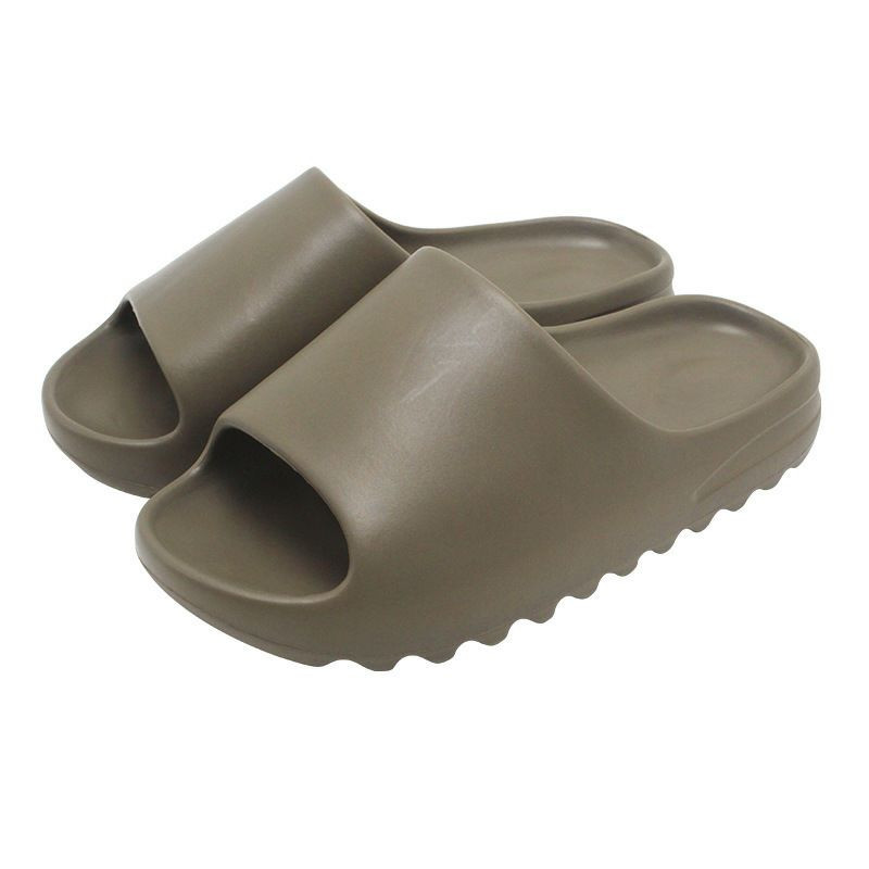 Claquette Yeezy Slide, probablement dans le coloris "Soot" ou "Earth Brown" antidérapante couple maison salle de bain sandales à semelles épaisses pour femmes et hommes
